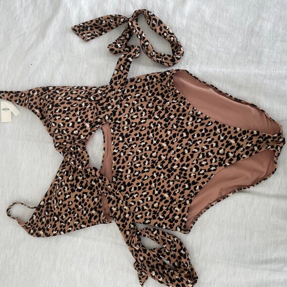 NWT wrap one piece swimsuit - Picture 3 of 4